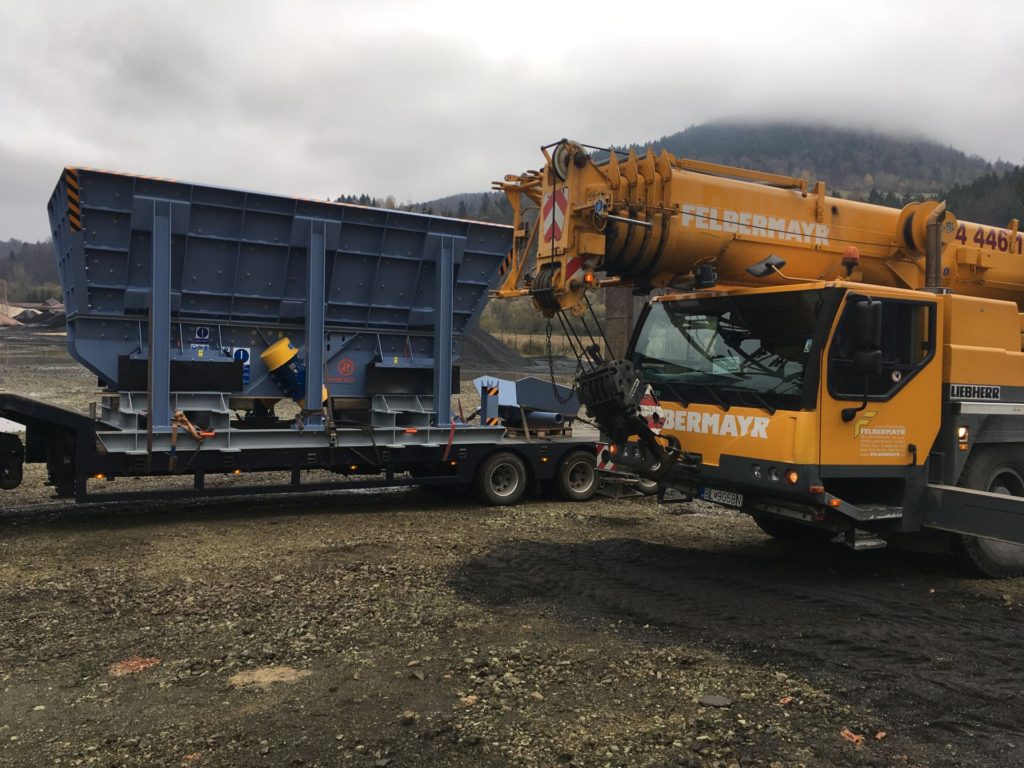 Delivery of Vibrating feeder and Receiving hopper