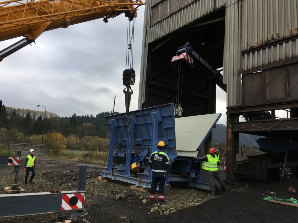 Delivery of Vibrating feeder and Receiving hopper